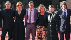 Red carpet: da sinistra Santamaria, Raffaella Rea, il regista Cipani, Angela Finocchiaro, Giovanna Mezzogiorno e Rubini -  © www.giornaledibrescia.it