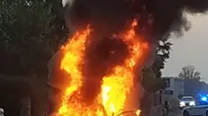 Le immagini del suv in fiamme a Bagnolo Mella