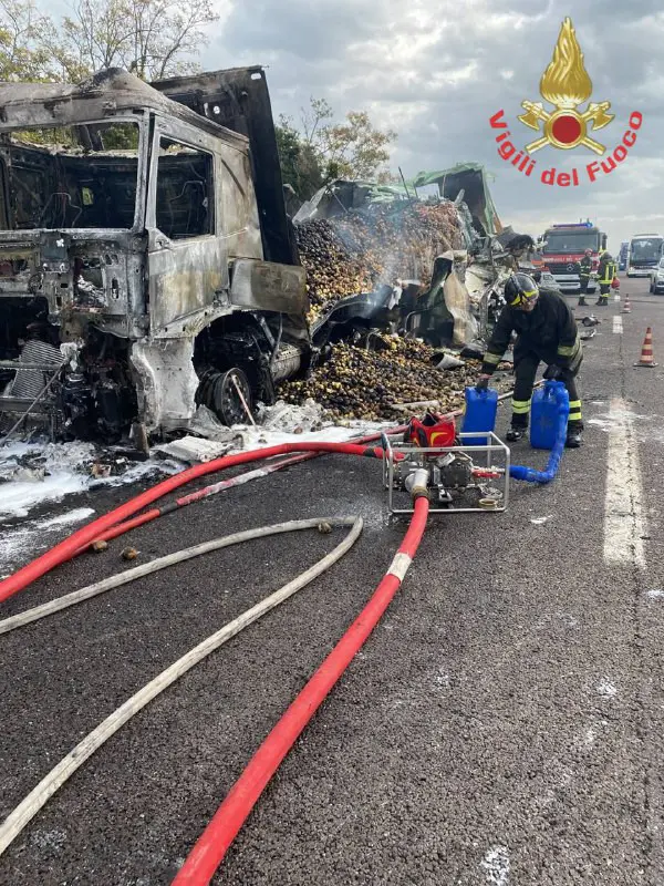 Tir in fiamme in autostrada, bruciato il carico di patate