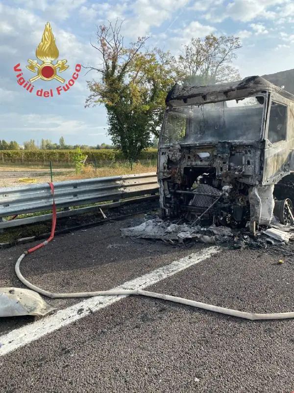 Tir in fiamme in autostrada, bruciato il carico di patate