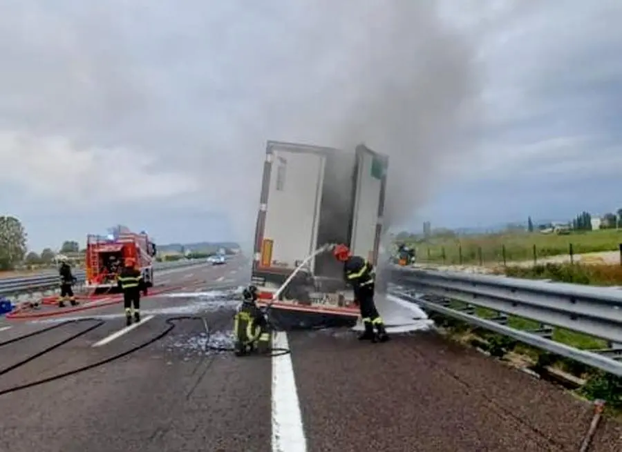 Le fasi di spegnimento dell'incendio del tir - © www.giornaledibrescia.it