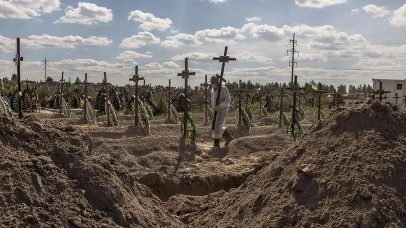 Una cerimonia funebre a Bucha