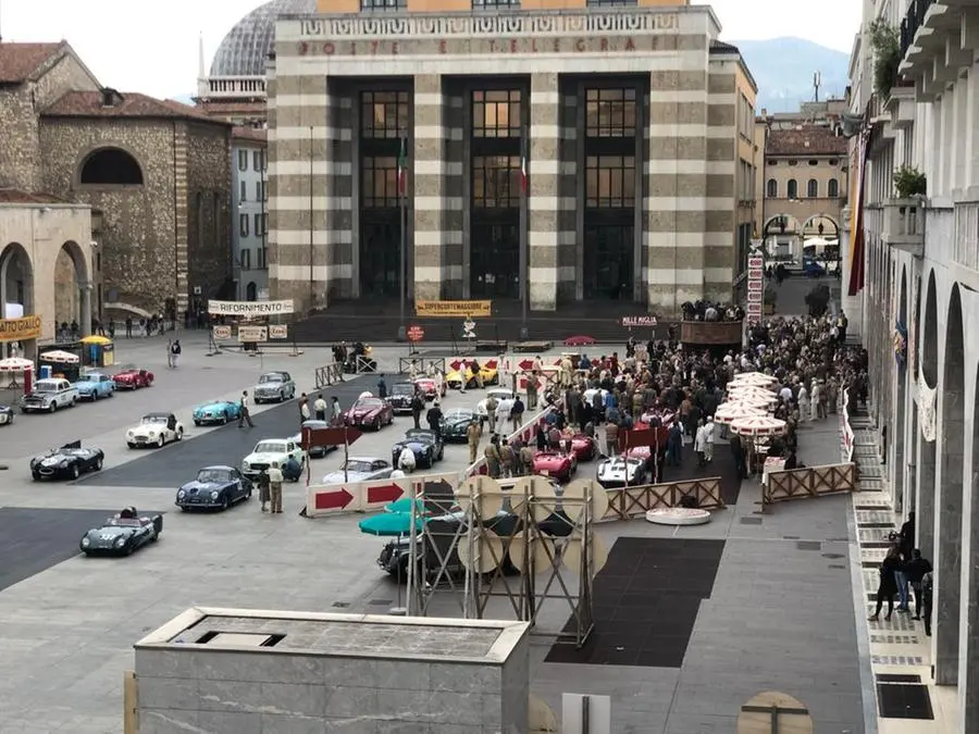Le riprese in piazza Vittoria per il film su Enzo Ferrari
