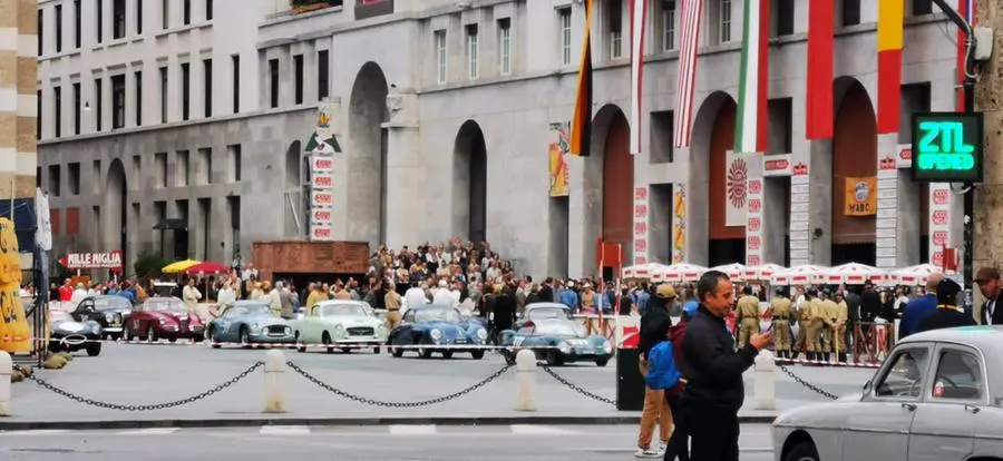 Le riprese in piazza Vittoria per il film su Enzo Ferrari
