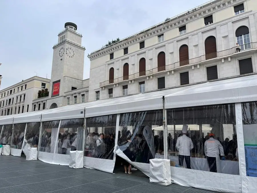 In piazza Vittoria allestita la postazione per il buffet delle regioni