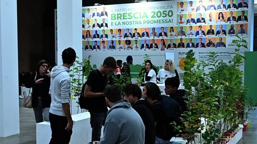 Sullo sfondo le foto degli imprenditori che hanno aderito al patto per la sostenibilità «Brescia 2050» - Foto NewReporter © www.giornaledibrescia.it