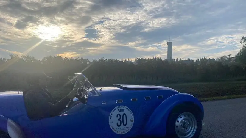 Le auto storiche in partenza dal lago di Garda