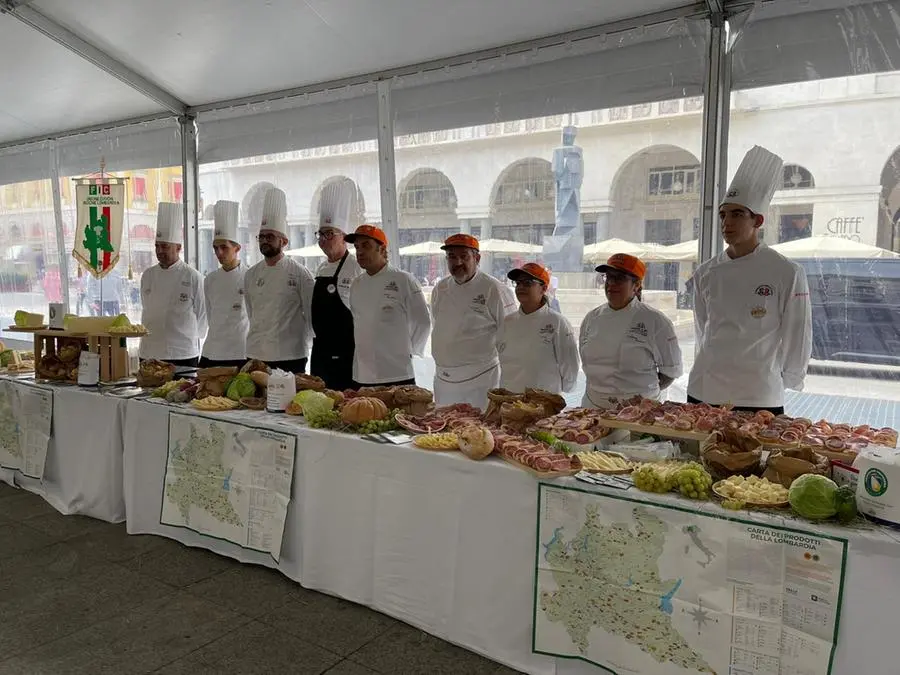 In piazza Vittoria allestita la postazione per il buffet delle regioni