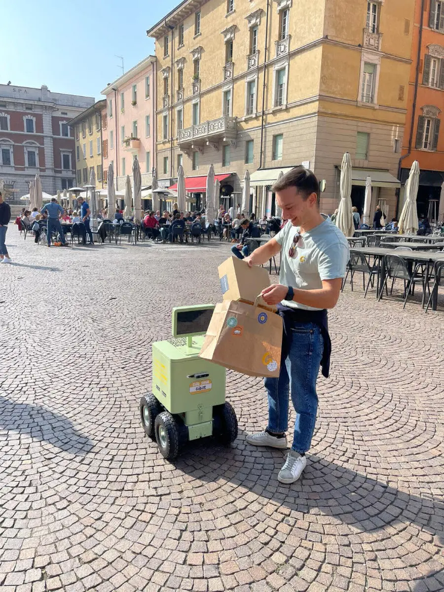 Il robot Gibot in piazza Paolo VI