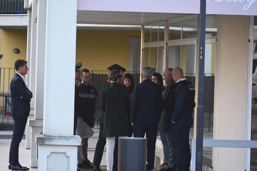I carabinieri presidiano la zona in cui il padre di è barricato a Roncadelle