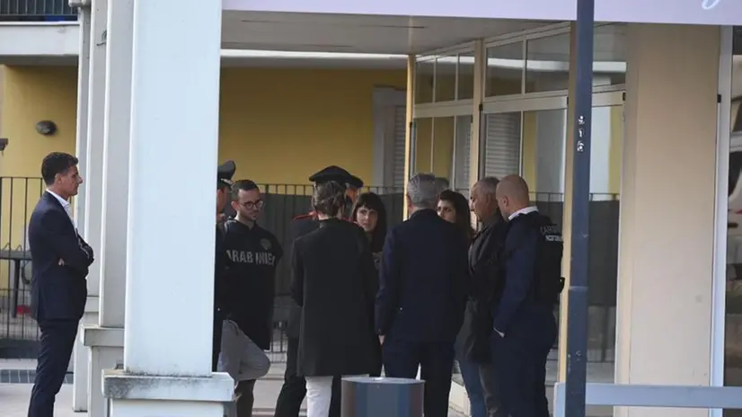 I carabinieri presidiano la zona in cui il padre di è barricato a Roncadelle