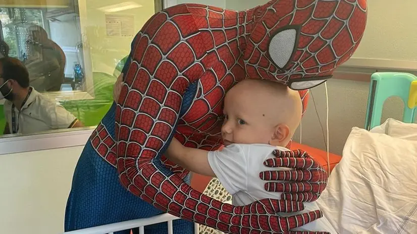 Ettore, quattro anni, in ospedale abbracciato da SpiderMan - Foto © www.giornaledibrescia.it