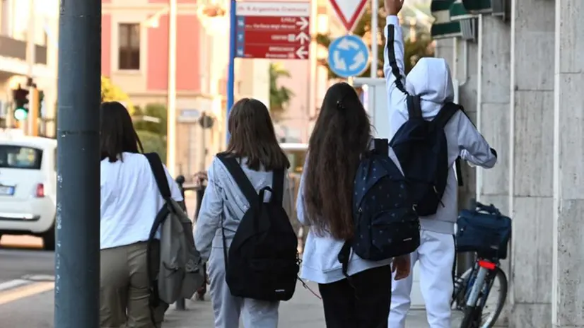 Studenti e studentesse al primo giorno della Pascoli