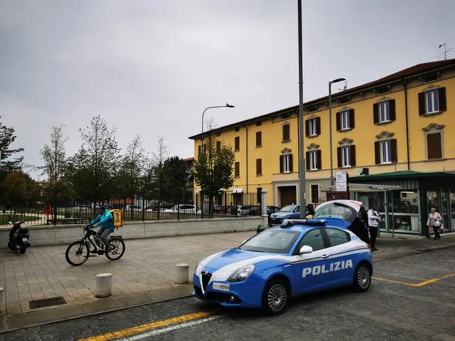Le immagini dell'accoltellamento di via Milano