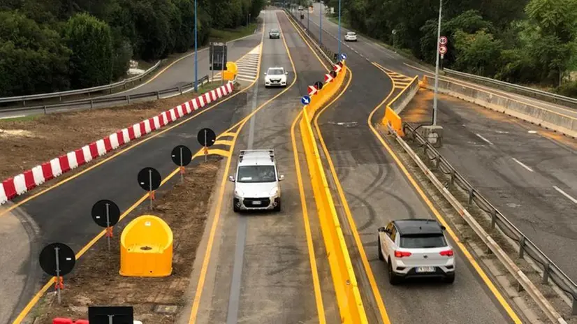 Le prime macchine sulla tangenziale Ovest riaperta