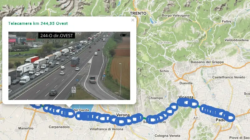 Coda in A4 a causa dell'incidente avvenuto all'altezza di San Martino della Battaglia - Immagine webcam rete autostradale Bs-Pd