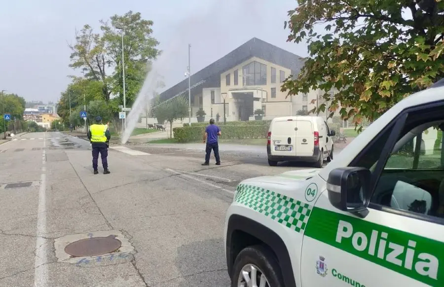 Desenzano, salta una tubazione: geyser frantuma marciapiede