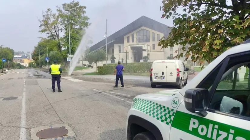 Desenzano, salta una tubazione: geyser frantuma marciapiede