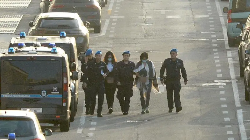 L'arrivo di Silvia e Paola Zani e Mirto Milani in tribunale