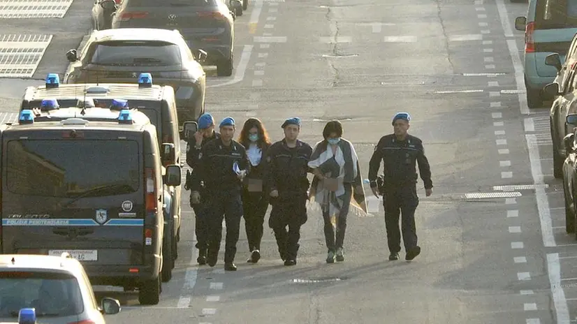 L'arrivo di Silvia e Paola Zani e Mirto Milani in tribunale