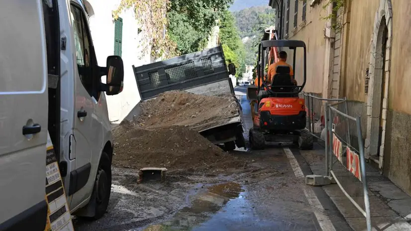 L'intervento alla rete idrica in via Ambaraga