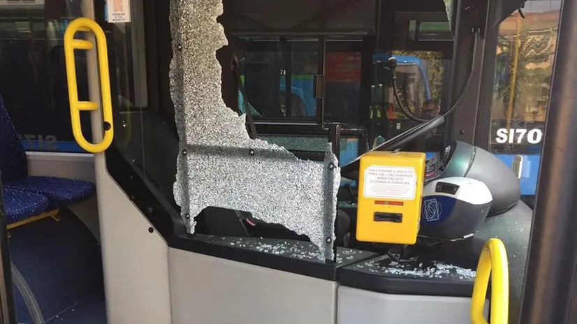 I vetri distrutti sull’autobus di linea - © www.giornaledibrescia.it