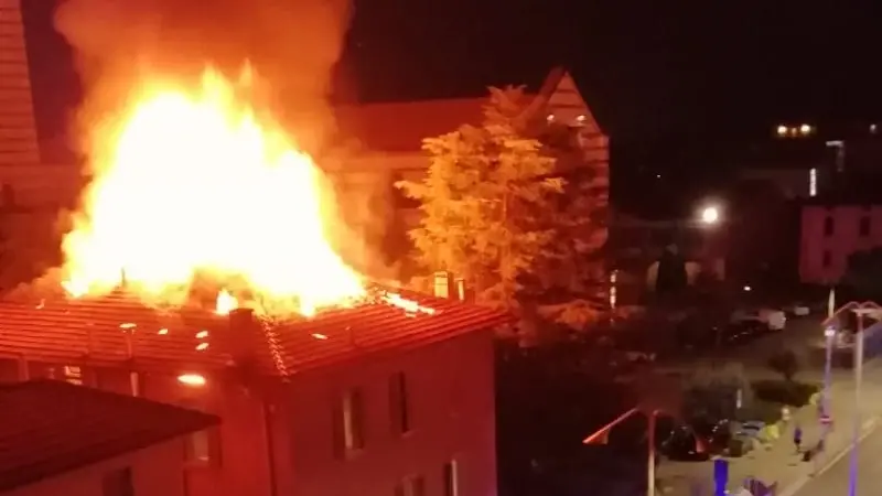 Via Cremona, palazzina in fiamme