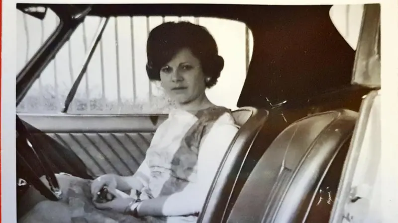 Rosellina all'interno della Fiat 850