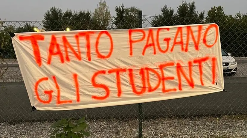 Caro mensa e protesta: gli striscioni apparsi fuori dalle varie sedi di UniBs