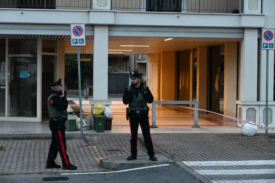 I carabinieri presidiano la zona in cui il padre di è barricato a Roncadelle
