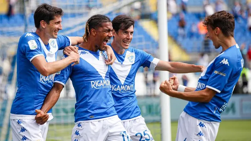 Ayé e Galazzi esultano dopo il gol contro il Perugia al Rigamonti