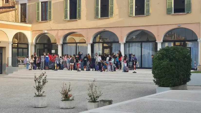 I bambini della Leonardo da Vinci di Cellatica stamattina alla ripresa delle lezioni - © www.giornaledibrescia.it