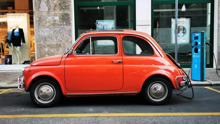 La Fiat 500 elettrica parcheggiata in centro a Brescia
