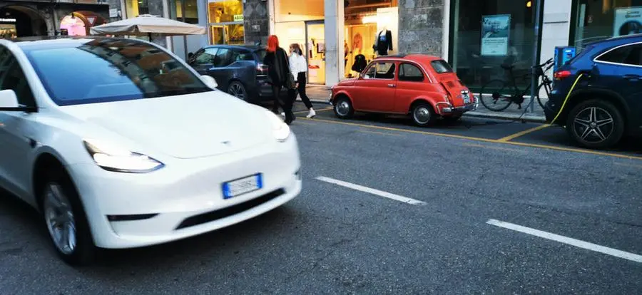 La Fiat 500 elettrica parcheggiata in centro a Brescia