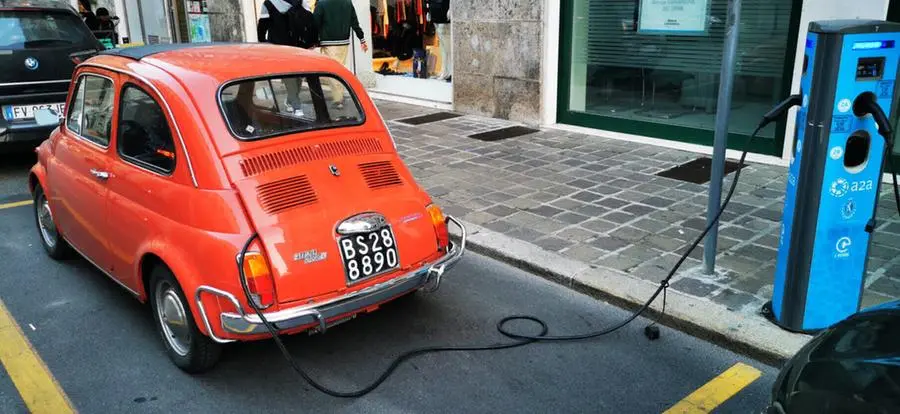 La Fiat 500 elettrica parcheggiata in centro a Brescia