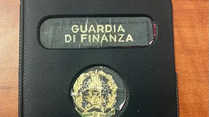 Il falso tesserino della Guardia di Finanza