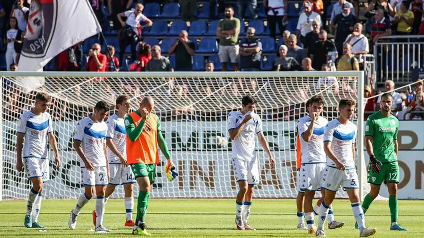 I giocatori del Brescia dopo la partita persa a Cagliari - © www.giornaledibrescia.it