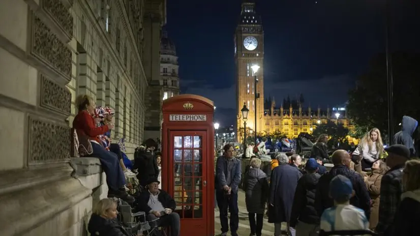 Persone accampate tutta la notte vicino a Westminster