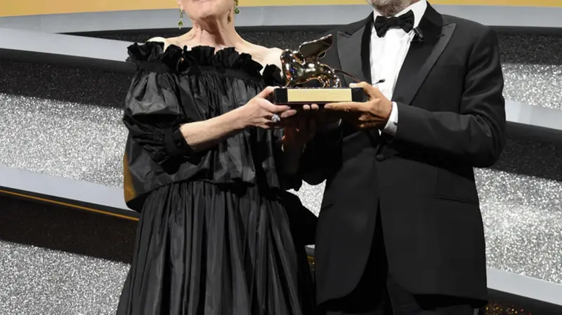 La presidente della giuria Julianne Moore e il presidente della Biennale Roberto Cicutto