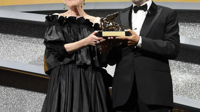 La presidente della giuria Julianne Moore e il presidente della Biennale Roberto Cicutto