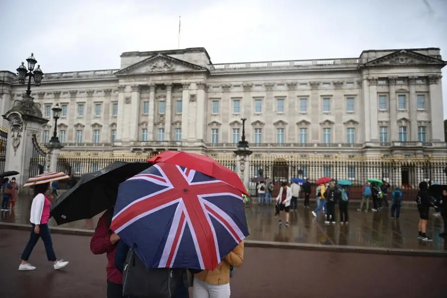 All'esterno di Buckingham Palace si stanno raccogliendo molte persone