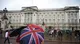 All'esterno di Buckingham Palace si stanno raccogliendo molte persone