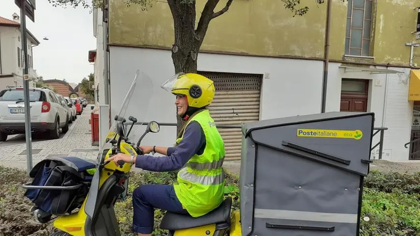 I nuovi mezzi di Poste Italiane sono più sostenibili - © www.giornaledibrescia.it