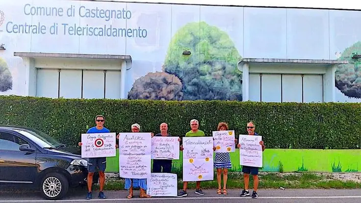 Una protesta davanti alla sede del teleriscaldamento a Castegnato - Foto © www.giornaledibrescia.it