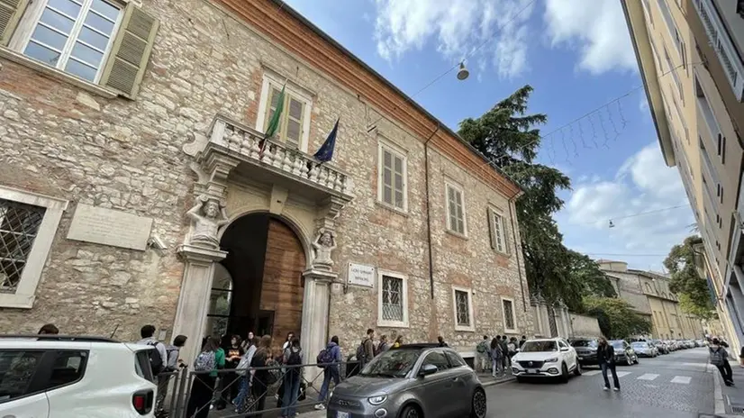 L'entrata del liceo Arnaldo a Brescia in corso Magenta - © www.giornaledibrescia.it
