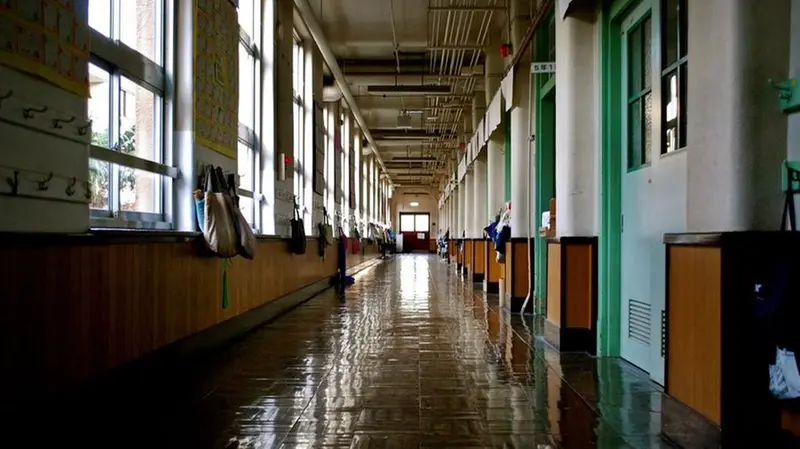 I corridoi deserti di una scuola