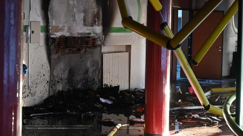 L’effetto dell’incendio sul primo piano della scuola Da Vinci - Foto Gabriele Strada/Neg - © www.giornaledibrescia.it