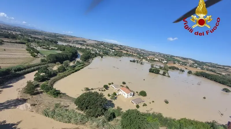 Campi allagati e cascine isolate a Senigallia, riprese dall'elicottero - Foto Vigili del Fuoco © www.giornaledibrescia.it