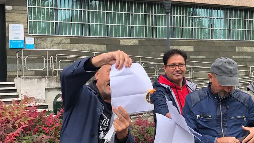 La protesta degli aderenti a nonpaghiamo.it davanti alla sede di A2A