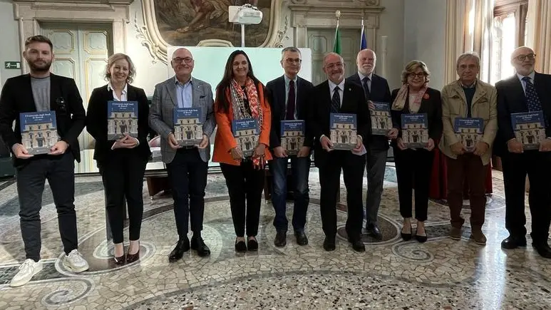 Castelli e Onger con alcuni degli autori dei 17 saggi che compongono l’opera sull'università - © www.giornaledibrescia.it